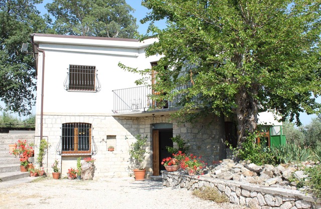 Increíble casa con piscina privada y vistas impresionantes cerca de las montañas y la playa.