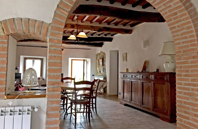 Hermosa casa con jardín en el centro de un pueblo toscano medieval