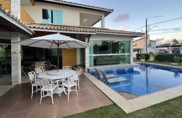 Beautiful house with 5 bedrooms, in a closed condominium by the river.