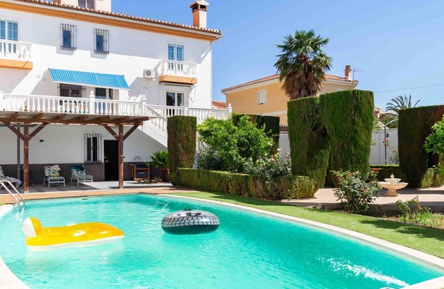 Preciosa casa con 5 dormitorios, piscina, jardines y wifi