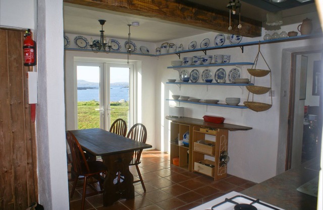 Hermosa casa con jardín que baja hasta el mar.