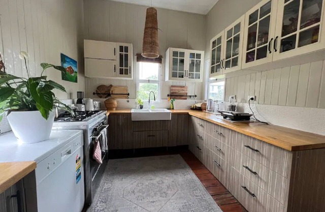 Beautiful house with huge bedroom in Queenslander