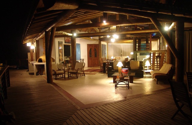 Hermosa casa con vistas al mar, decoración, cubierta extendida con piscina e hidromasaje.