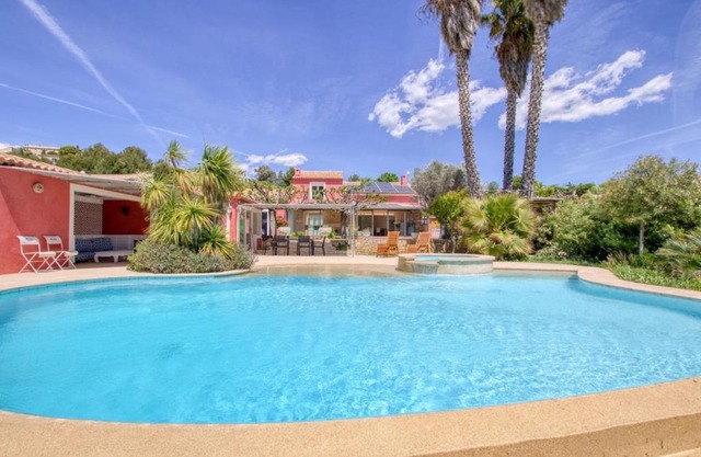 Beautiful house with pool and garden