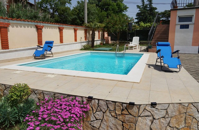 Hermosa casa con piscina y jardín en una zona tranquila en Porec