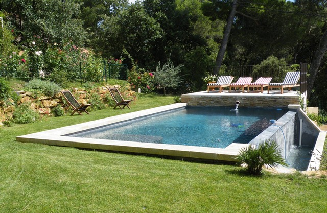 VILLA, VISTA HERMOSA CON PISCINA CLIMATIZADA INFINITY entre Nimes, Aviñón