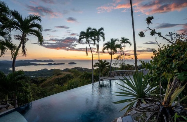 Beautiful House with Sweeping Ocean Views, Modern Design, and a Private Infinity Pool