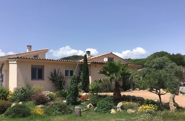 Beautiful house with terrace, open view, swimming pool, classified 3* Meublée de tourisme