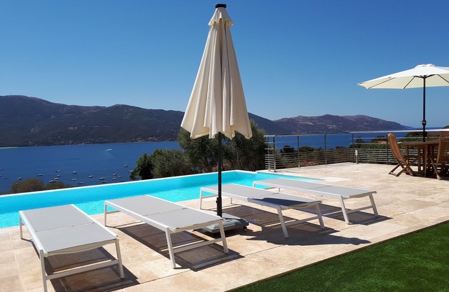 Excepcional villa, con piscina infinita y sublime vista al mar.