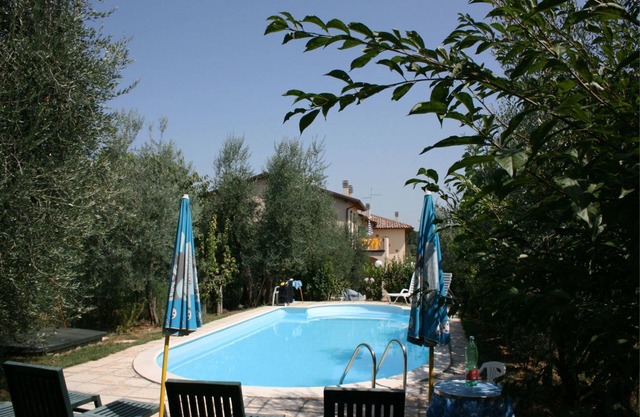 Acogedor apartamento para 6 personas con A/C, piscina, TV, terraza y aparcamiento, cerca de Arezzo
