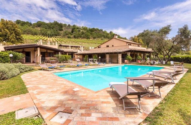 Beautiful and spacious villa with private pool and large garden, located in Montefiore dell'Aso, jus