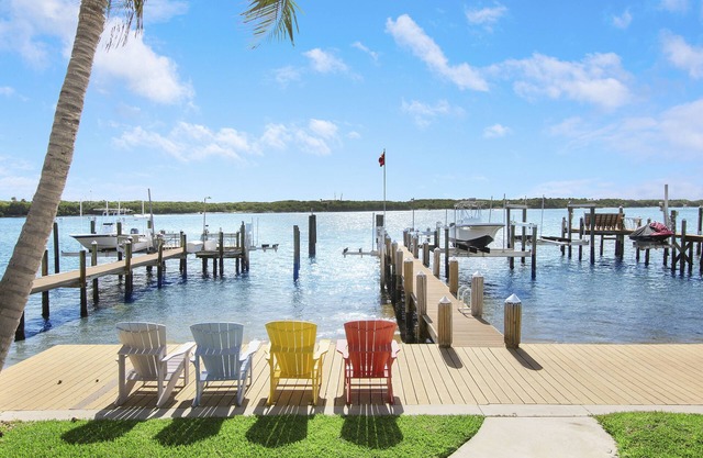 ☼ NUEVA LISTA ☼ ¡Hermosa casa intercostera de estilo Key West!