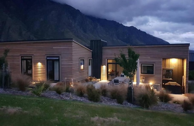 Beautiful Lake and Alpine Views - Queenstown