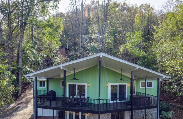 Beautiful Lake Cabin, Hot Tub, WIFI, Steps to Lake/View