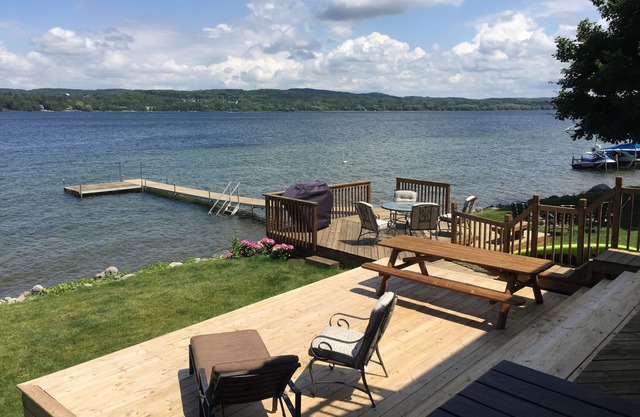 Hermoso lago Charlevoix Lakefront Getaway! ¡Juguetes, kayaks y todo lo que necesitas!