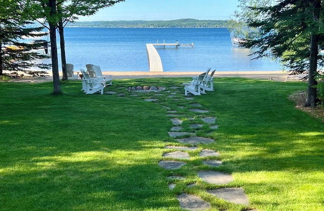Hermosa casa en el lago Charlevoix-¡La semana de agosto acaba de abrir!