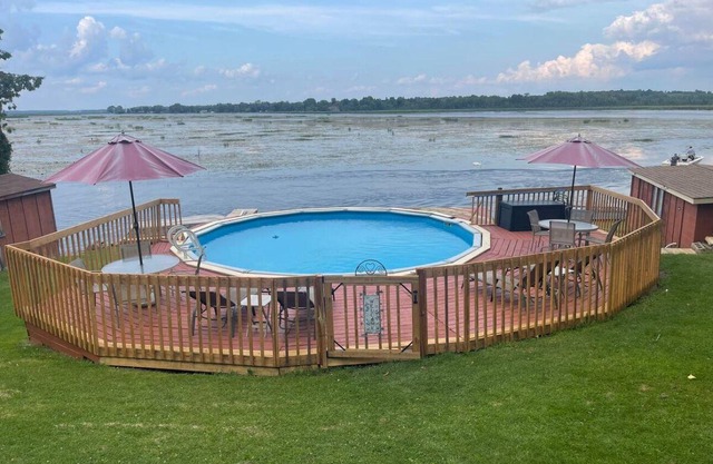 Beautiful Lake front Cottage With Pool