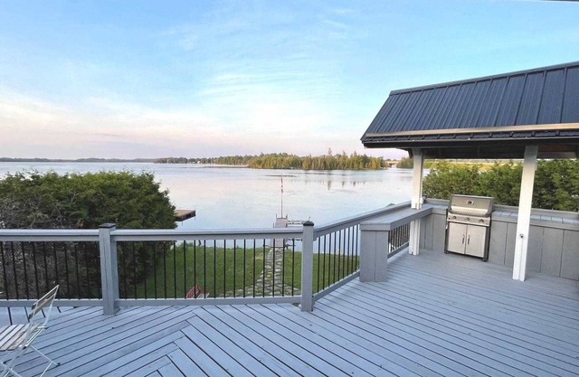 Beautiful Lake Front Cottage With A VIEW