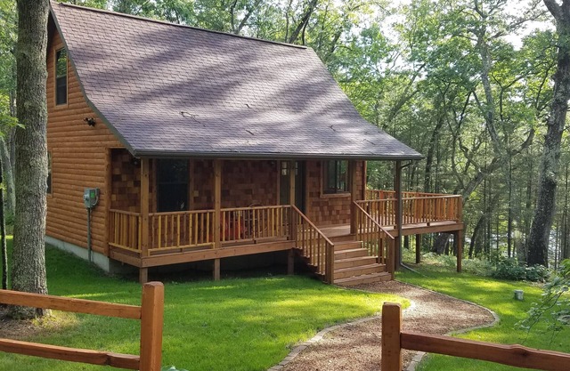 Hermosa cabaña frente al lago nuevo: cerca del río Pere Marquette y senderos ORV / ATV