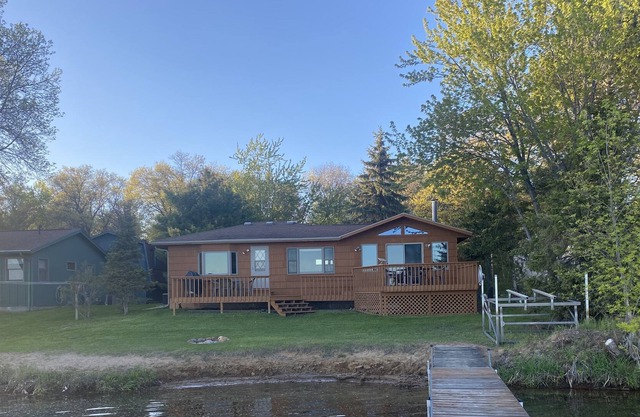 Beautiful lake getaway just steps from the water