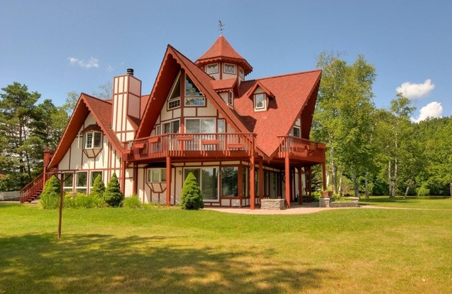 Hermosa casa del lago En gran península privada