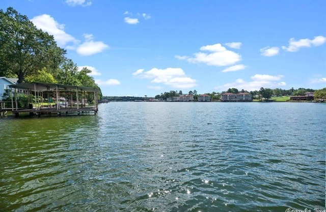 Beautiful lake house. Private dock, 7 bedrooms
