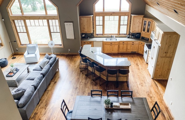 Beautiful Lake House with Private Beach, Large Yard - Great for Families