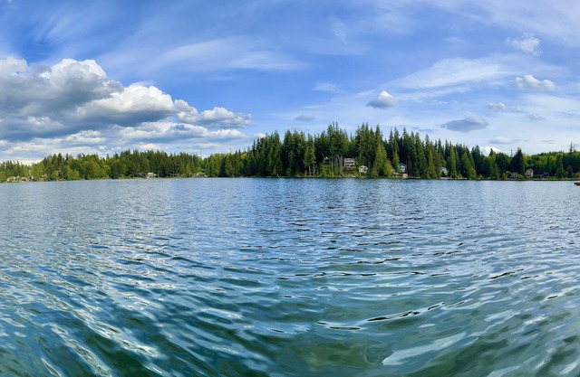 Hermoso lago Ki Waterfront