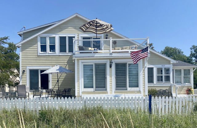 BEAUTIFUL LAKE MICHIGAN BEACH HOUSE just a 5-minute walk to the water’s edge!