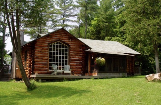 Beautiful Lake Muskoka Log Cabin