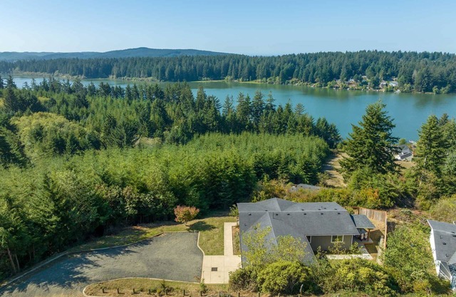 Beautiful Lake Retreat with amazing Views! Walk to Siltcoos Lake, Relaxing Deck w/BBQ, pet friendly