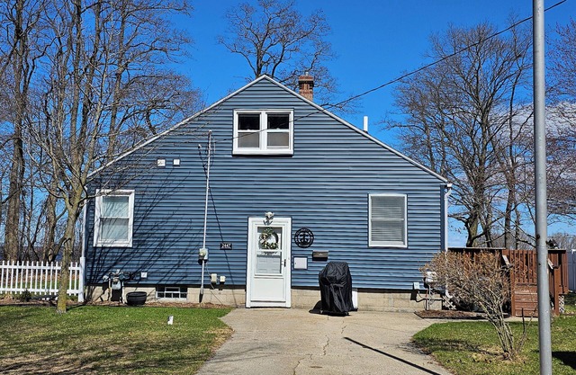 Beautiful lake view, close to beach, completely redone, Pet friendly with no fee