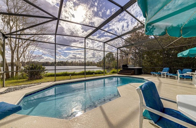 Beautiful Lake View Pool House *Brand new Hot Tub*