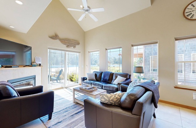 Beautiful lakefront townhome with kayaks & dock - 2 blocks to the beach