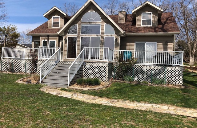 Beautiful Lakefront Home – Gorgeous Views – Private Dock In Cove-Sleeps 12