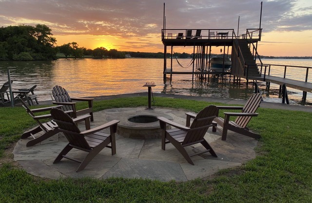 Hermoso frente al lago 4 BR / 5 BA Hideaway w / enorme patio y hermosa vista