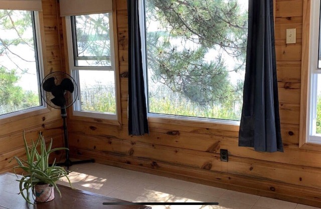 Beautiful Lakefront Cottage (fishing, boating, hiking, relaxing)