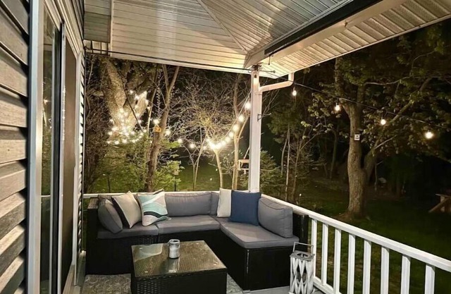 Beautiful Lakefront Cottage near Point Pelee with Hot Tub and Bunkie