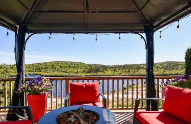 Beautiful Lakefront Home Near Peggy’s Cove