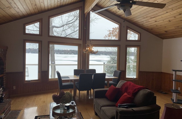 Beautiful Lakefront Cottage with separate loft and private dock