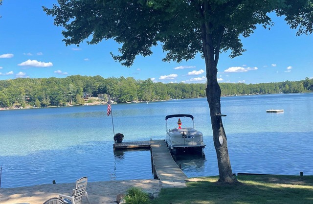 HERMOSO Lakefront Cottage W / Pontoon en Harper Lake- completamente actualizado!
