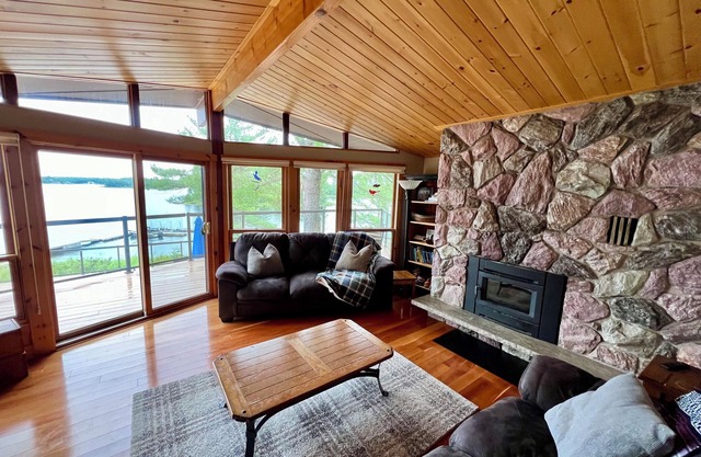 Beautiful lakefront Georgian Bay Cottage in Pointe Au Baril, Family friendly