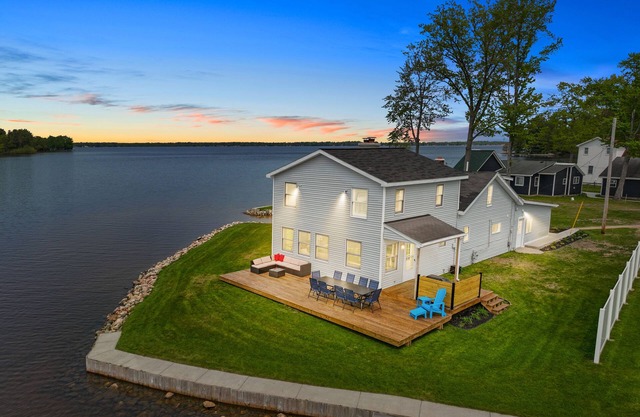 Beautiful Lakefront Home on Sunset Point