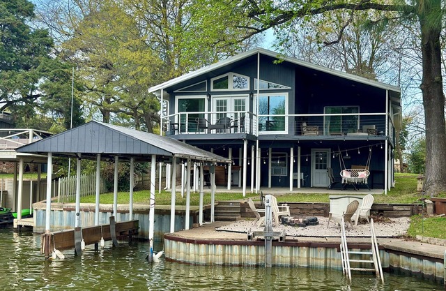 Beautiful lakefront home in Tool!