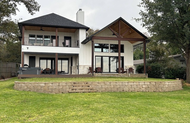 Beautiful Lakefront House with Amazing Views