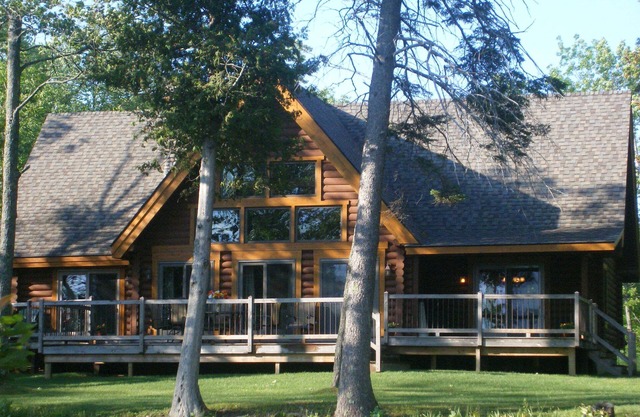 Lakefront Log Home cerca de Mackinac. ¡Hora de planear tu aventura de vacaciones en el Norte!