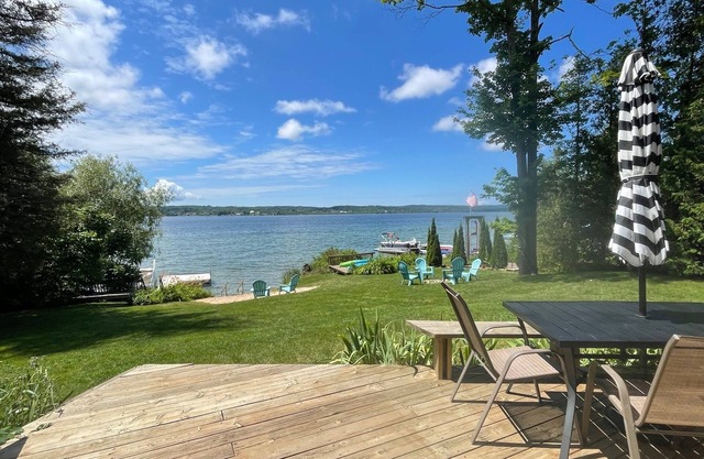 Hermosa casa de campo en el lago Leelanau - Incluye el uso de pontón!