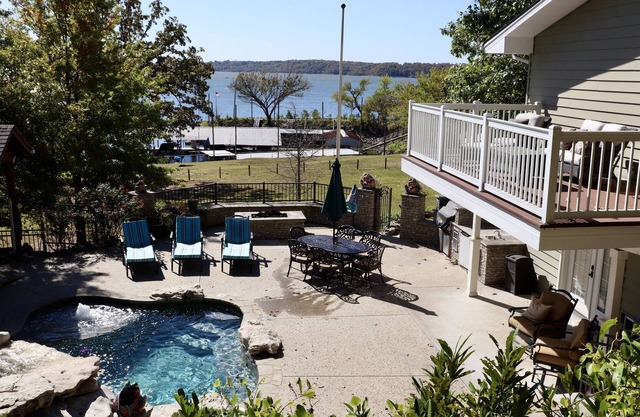 Hermosa villa frente al lago con piscina privada, sala de juegos, muelle / acceso de deslizamiento y rampa