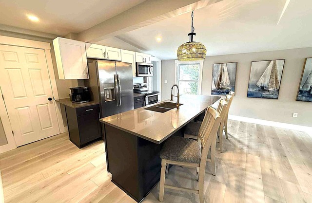 Beautiful Lakehouse close to everything!