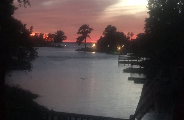 Beautiful Lakehouse W/ stunning sunsets private dock, pool, pool table sleeps 12